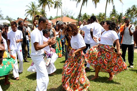 tem influência africana e conta com a participação das pessoas de comunidades quilombolas, na dança